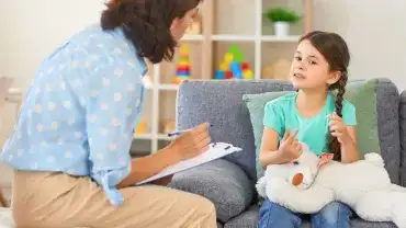 Dziecko rozmawia z psychologiem