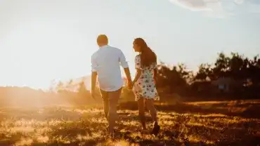 Ludzie cieszą się spacerem na łące