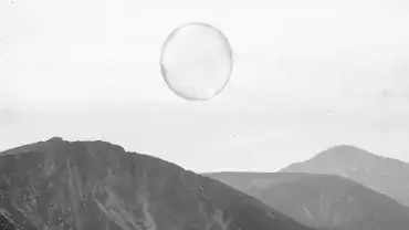 Tajemnicza kula nad górami
