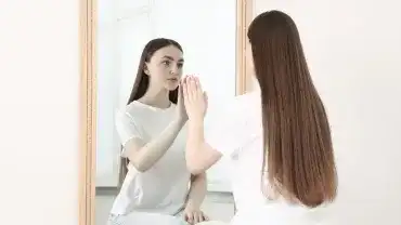 Kobieta patrzy w lustro