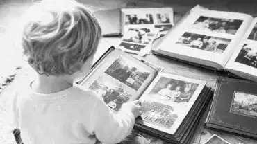 Chłopiec przegląda stare fotografie i przypomina sobie, że był swoim dziadkiem