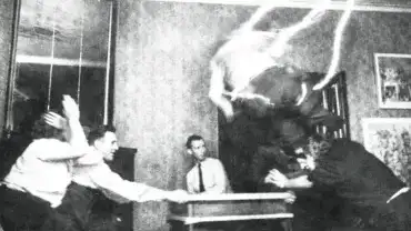 Spuk von Rosenheim – czarno-białe zdjęcie poltergeista, unoszący się obiekt i ludzie w panice w pomieszczeniu