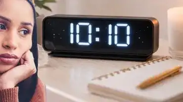 Godzina 10:10 pojawia się na zegarku