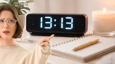 Lustrzana godzina 13:13 na zegarze