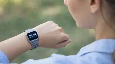 Na zegarku pojawia się godzina 14:14 - Jakie jest jej symboliczne znaczenie?