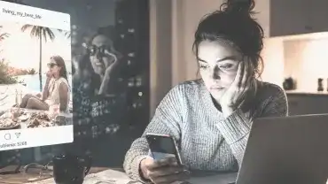 Zmęczona kobieta patrząca w telefon przy stole z rachunkami, obok obrazu idealnego życia pokazywanego w mediach społecznościowych
