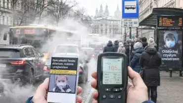 Zanieczyszczone miejskie powietrze vs. ostrzeżenia na papierosach