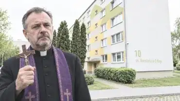 Dziwne hałasy w jednym z bloków w Jarocinie - Mieszkańcy wezwali egzorcystę