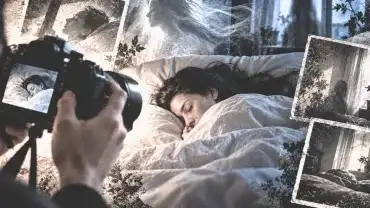 Kobieta śpi. Ktoś ją fotografuje