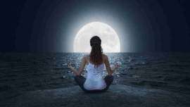 Kobieta medytująca podczas pełni księżyca