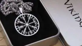 Amulet z symbolem Vegvisir