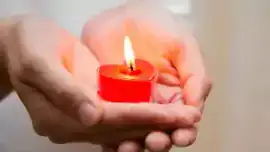 Czerwona świeca w kształcie serca