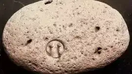 Enigmalith Williamsa - Nowoczesny komponent elektroniczny wewnątrz prehistorycznego kamienia