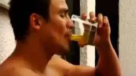 Juan Manuel Marquez podczas picia moczu