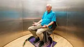Zwierciadło Kozyriewa - Człowiek medytujący w urządzeniu