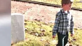 Dowody na istnienie reinkarnacji - Mały Andrew udaje się na grób sierżanta Lewisa