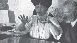 Stanisława Tomczyk lewituje nożyczkami będąc w transie, podczas gdy psycholog Julian Ochorowicz bacznie obserwuje. Wisła, Polska, 1909