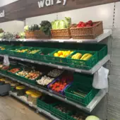 Warzywa i owoce w sklepie