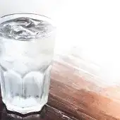 Szklanka lodowatej wody